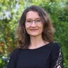 Porträt von Dorothea Whitehead, psychologischer Beraterin und Coach für Autismus, Hochsensibilität und Hochbegabung