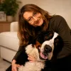 Dorothea Whitehead mit ihrem Hund